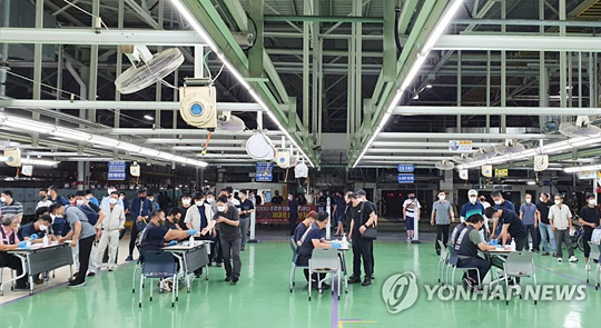 (울산=연합뉴스) 현대차 노조 조합원들이 27일 울산공장 등에서 올해 임단협 잠정합의안에 대해 찬반투표하고 있다. 2021.7.27 [현대차 노조 제공. 재판매 및 DB 금지]