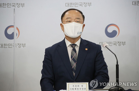 (서울=연합뉴스)  홍남기 부총리 겸 기재부 장관이 28일 정부서울청사 브리핑실에서 부동산 관계부처 합동브리핑을 하며 ‘국민께 드리는 말씀’을 발표하고 있다. 이날 브리핑에는 노형욱 국토교통부 장관과 은성수 금융위원장, 김창룡 경찰청장이 함께 참석했다.