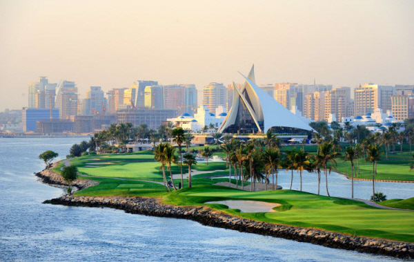 2021 아시아 태평양 아마추어 챔피언십이 열리는 아랍에미리트 두바이의 두바이 크릭 골프&요트 클럽 챔피언십 코스 17번과 18번 홀 전경.  아시아태평양골프연맹 홈페이지 캡처