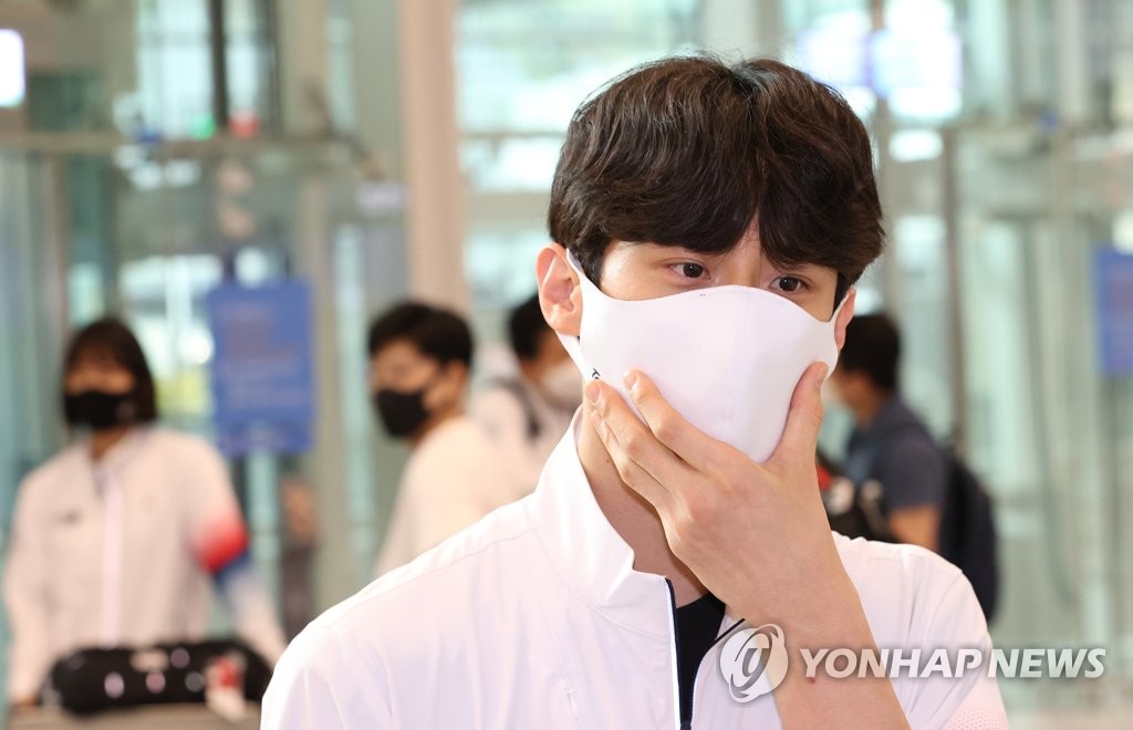 도쿄올림픽을 끝으로 은퇴를 선언한 태권도 간판 이대훈이 28일 오후 인천국제공항 제1터미널을 통해 귀국, 인터뷰를 하고 있다.