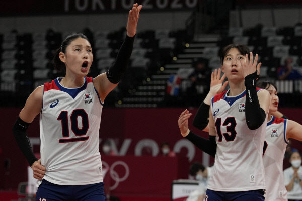 여자배구대표팀의 주장 김연경(왼쪽)이 29일 일본 도쿄 아리아케 아레나에서 열린 도미니카 공화국과 도쿄올림픽 조별리그 A조 3차전에서 심판 판정에 항의하고 있다. AP뉴시스
