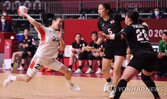 (도쿄=연합뉴스) 류영석 기자 = 29일 일본 도쿄 요요기 국립체육관에서 열린 도쿄올림픽 여자 핸드볼 조별리그 A조 한국과 일본의 경기에서 이미경이 슛을 하고 있다. 2021.7.29