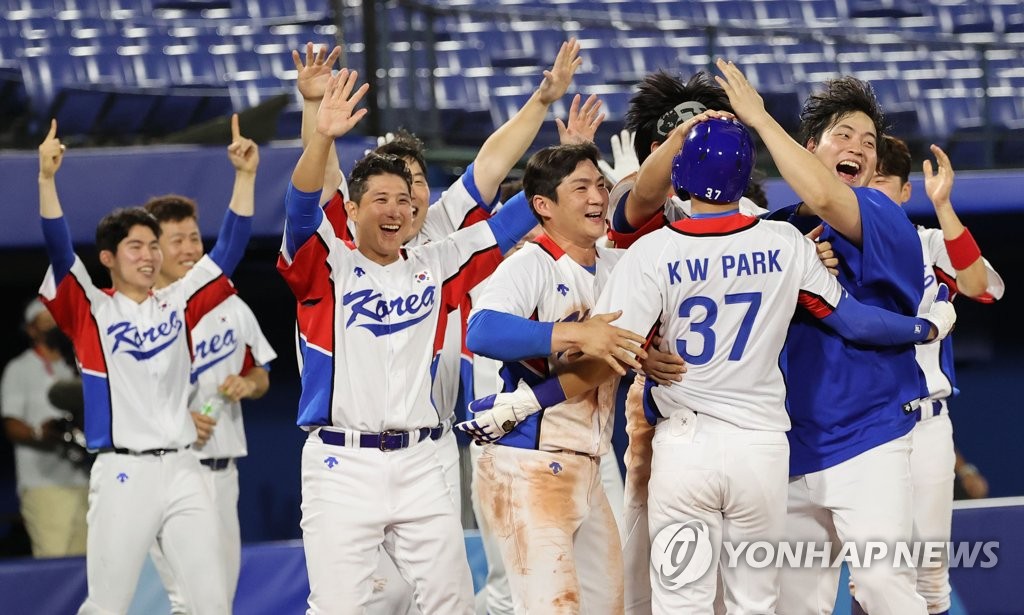 오지환 맹활약…한국 야구, 이스라엘에 힘겨운 연장전 승리[요코하마=연합뉴스]