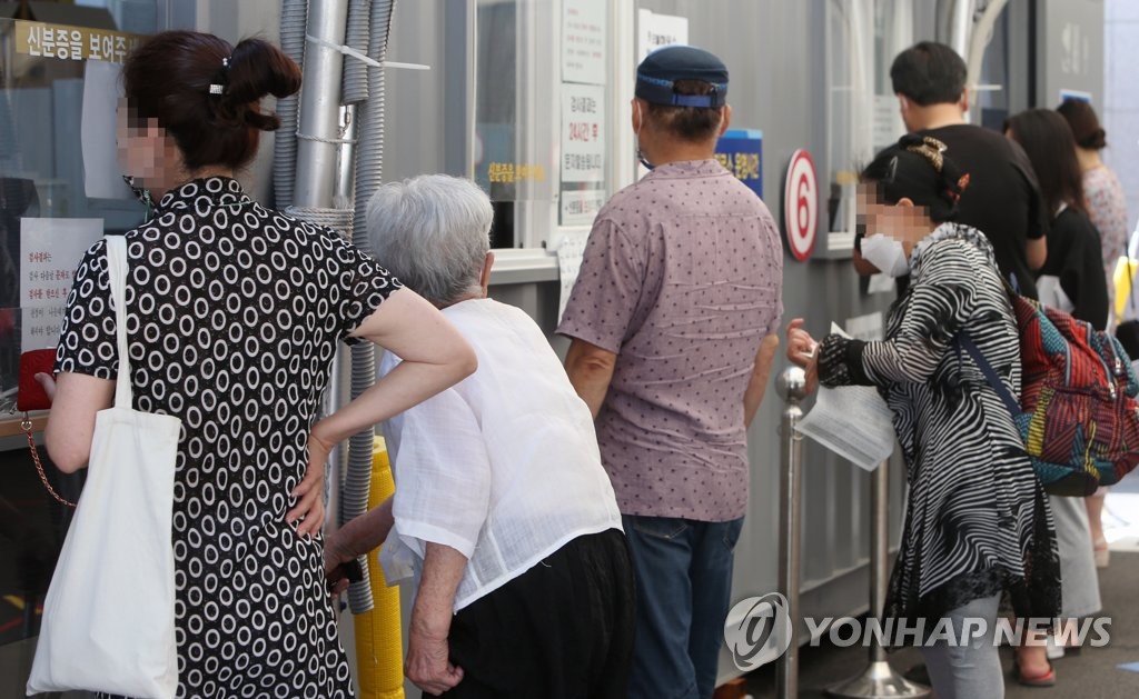 (강릉=연합뉴스) 29일 강원 강릉시보건소 선별진료소에서 시민들이 검사 절차를 밟고 있다. 강릉에서는 4일째 두 자릿수의 확진자가 이어지고 있다.