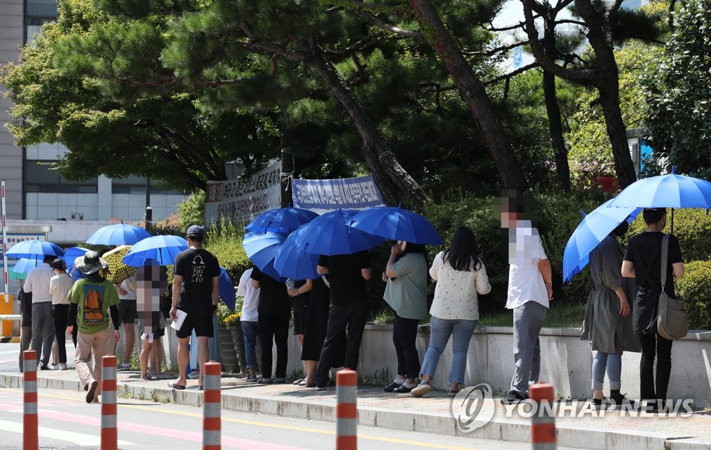 (서울=연합뉴스) 국내 신종 코로나바이러스 감염증(코로나19) 4차 대유행이 지속해서 확산하고 있는 30일 오전 서울 강남구보건소에 마련된 선별진료소를 찾은 시민들이 검사를 기다리고 있다. 2021.7.30