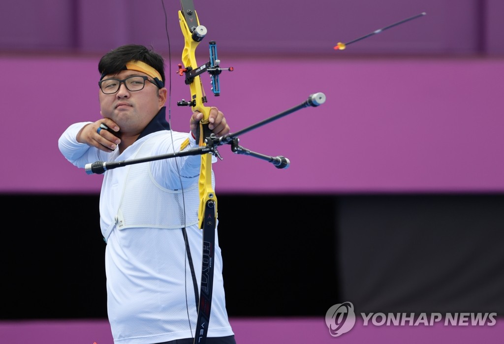 (도쿄=연합뉴스) 양궁 국가대표 김우진이 31일 일본 유메노시마 공원 양궁장에서 열린 도쿄올림픽 남자 양궁 개인전 16강 카이룰 모하마드(말레이시아)와의 경기에서 활시위를 당기고 있다.