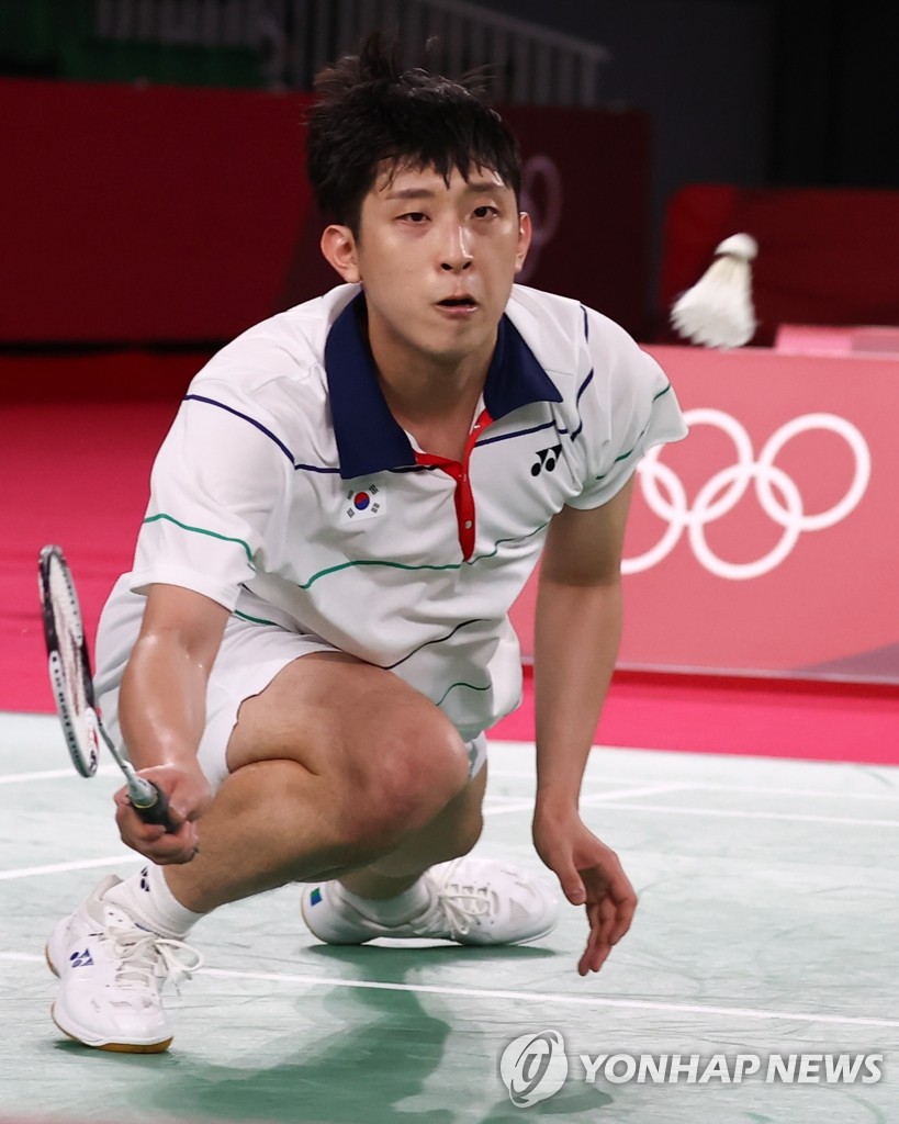 (도쿄=연합뉴스) 31일 일본 무사시노노모리 종합 스포츠플라자에서 열린 도쿄올림픽 배드민턴 남자 단식 8강 한국 허광희 대 과테말라 코르돈 케빈 경기. 허광희가 셔틀콕을 노려보고 있다. 4강 진출에 실패. 2021.7.31
