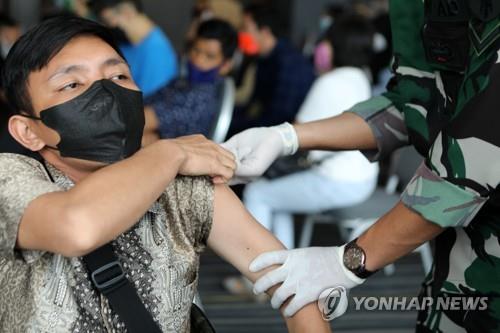 인도네시아 반다아체에서 코로나19 백신 접종을 받는 현지 남성. 기사 내용과는 상관없는 인물임. [EPA=연합뉴스]