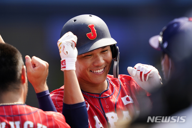 [요코하마=AP/뉴시스] 일본 야구대표팀 하야토 사카모토가 31일 멕스코와 조별리그 2차전에서 홈런을 친 뒤 축하받고 있다.