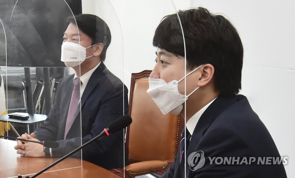 지난 6월 16일 오후 서울 여의도 국회에서 국민의힘 이준석 당 대표(오른쪽)가 인사차 국민의당 안철수 당 대표를 방문, 발언하고 있다. [연합뉴스 자료사진]