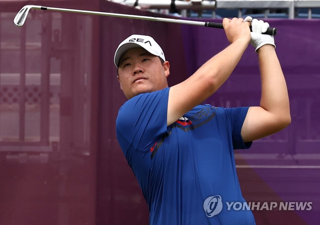 (사이타마=연합뉴스) 임성재가 30일 일본 가스미가세키 컨트리클럽에서 열린 도쿄올림픽 남자 골프 2라운드 8번 홀에서 샷을 하고 있다. 2021.7.30