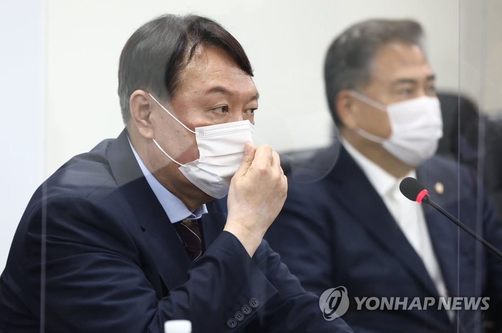 윤석열 대선 예비후보가 지난 30일 오후 서울 여의도 국민의힘 당사에서 입당원서를 제출한 뒤 가진 기자회견에서 취재진들의 질문을 받고 있다. [연합뉴스 자료사진]