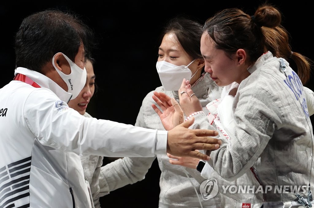 (지바=연합뉴스) 한국 여자 펜싱 사브르 대표팀 김지연, 윤지수, 서지연, 최수연이 31일 일본 마쿠하리메세홀에서 열린 도쿄올림픽 펜싱 여자 사브르 단체 8강 헝가리와의 경기에서 승리한 뒤 기뻐하고 있다.