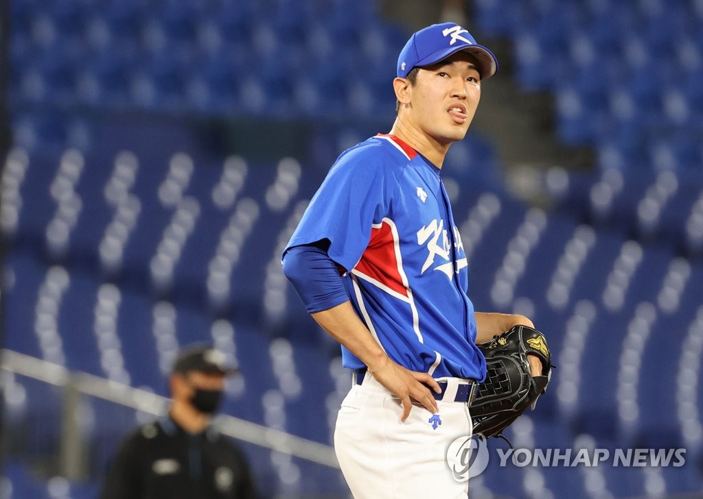 (요코하마=연합뉴스) 31일 일본 요코하마 스타디움에서 열린 도쿄올림픽 야구 B조 예선 한국과 미국의 경기.4회말 1사 1루, 미국 4번 타자 트리스톤 카사스에게 홈런을 맞은 고영표가 아쉬워하고 있다.
