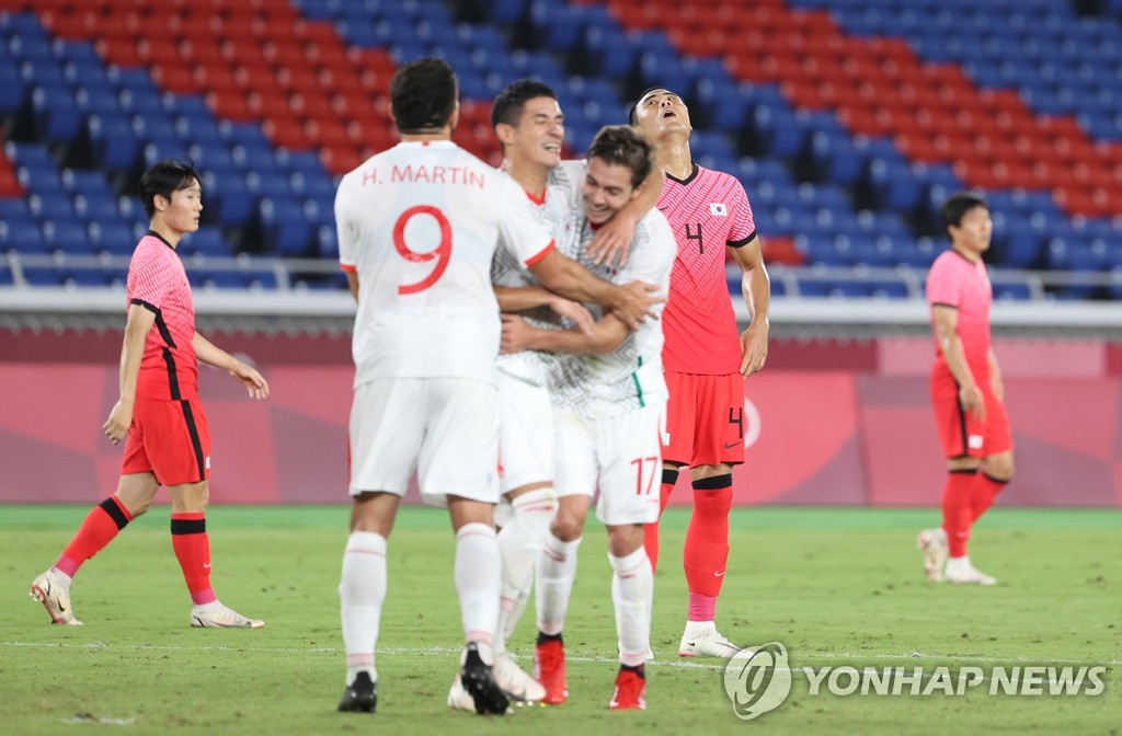 (요코하마=연합뉴스)  31일 요코하마 국제경기장에서 열린 도쿄올림픽 남자축구 8강전 대한민국과 멕시코의 경기. 후반전 멕시코 코르도바가 골을 넣은 뒤 동료 선수들과 기뻐하고 있다. 2021.7.31