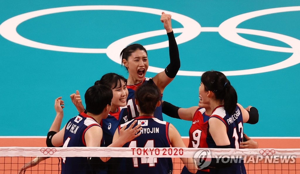 (도쿄=연합뉴스) 31일 일본 아리아케 아레나에서 열린 도쿄올림픽 여자 배구 A조 조별리그 한국과 일본의 경기. 한국 김연경이 공격 성공 후 동료들과 기뻐하고 있다. 2021.7.31