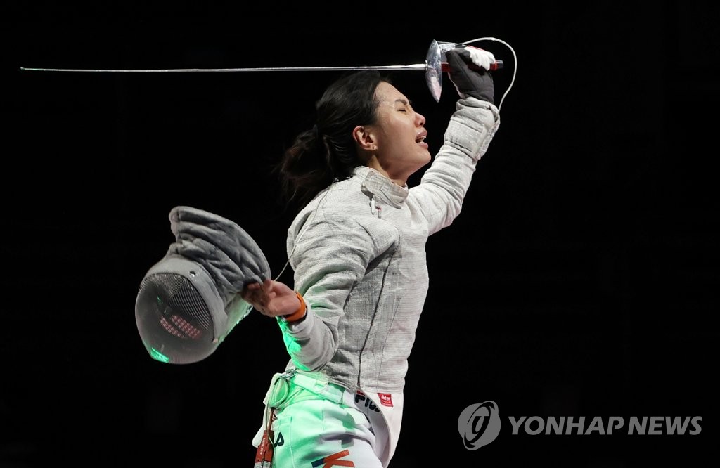 (지바=연합뉴스) 한국 여자 펜싱 사브르 대표팀 김지연이 31일 일본 마쿠하리메세홀에서 열린 도쿄올림픽 펜싱 여자 사브르 단체 동메달 결정전 이탈리와 경기에서 승리한 뒤 기뻐하고 있다. 올림픽 여자 사브르 단체 종목에서 한국 대표팀이 메달을 딴 것은 이번이 처음이다.