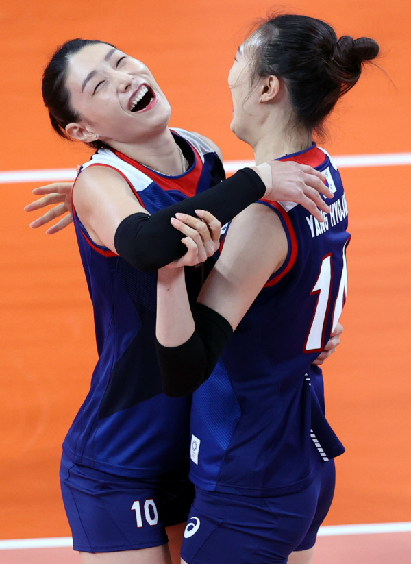 여자 배구대표팀의 김연경(왼쪽)이 31일 도쿄 아리아케 아레나에서 열린 도쿄올림픽 배구 여자 조별리그 A조 4차전에서 일본을 상대로 득점한 양효진과 함께 기뻐하고 있다.  뉴시스
