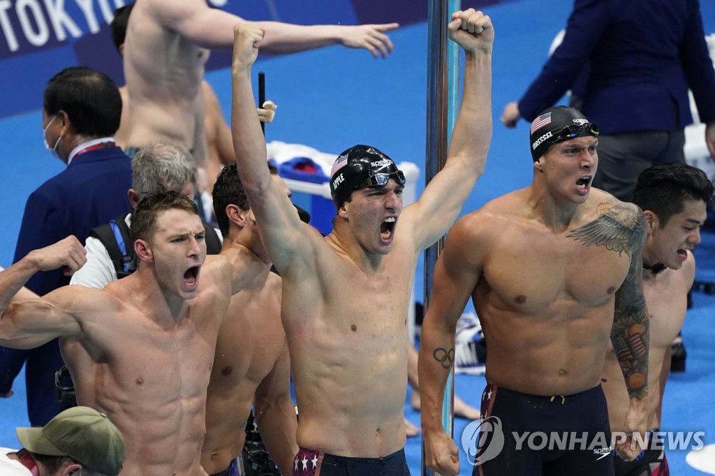 남자 혼계영 400ｍ 우승에 동료들과 기뻐하는 드레슬(오른쪽).[AP=연합뉴스]