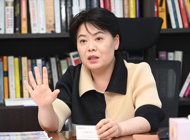 윤희숙 국민의힘 의원이 지난달 27일 국회 의원회관 의원실에서 문재인 정부의 소득주도성장 정책에 대해 조목조목 비판하고 있다.