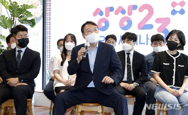 [서울=뉴시스]윤석열 전 검찰총장이 1일 서울 여의도 북카페 하우스에서 열린 청년 정책 토론회 ‘상상23 오픈세미나’에 참석해 발언하고 있다. 2021.08.01.