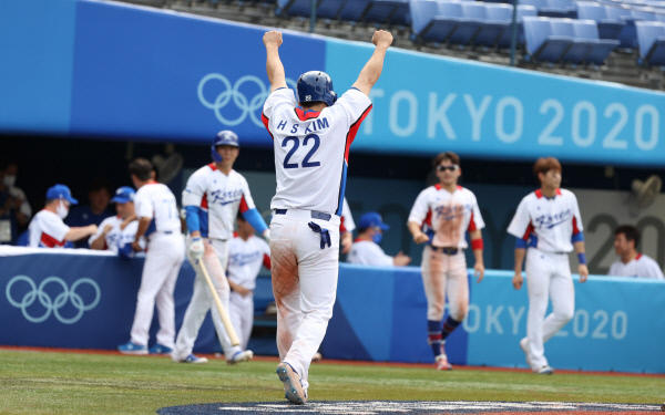 김현수가 2일 일본 요코하마 스타디움에서 열린 이스라엘과 도쿄올림픽 야구 녹아웃 스테이지 2라운드 7회말 김혜성의 안타에 홈플레이트를 밟은 뒤 동료들과 기쁨을 나누고 있다.  뉴시스