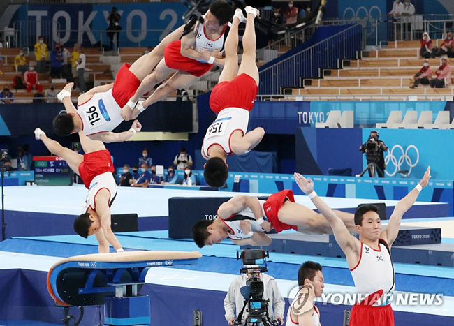 (도쿄=연합뉴스) 손형주 기자 = 2일 일본 아리아케 체조경기장에서 열린 도쿄올림픽 남자 기계체조 도마 결선에서 신재환이 1차 연기를 하고 있다. 신재환은 1차 시기에서 도마를 옆으로 짚고 세 바퀴 반을 비틀어 회전해 내리는 6.0점짜리 요네쿠라 기술을 펼쳐 14.733점을 획득했다. 이어 2차 시기에서 난도는 1차 시기보다 낮았지만, 5.6점짜리 ‘여 2’ 기술을 펼쳐 더 정확한 연기로 1차 시기보다 높은 14.833점을 받아 전체 평균 점수도 올라갔다. [레이어 합성] 2021.8.2