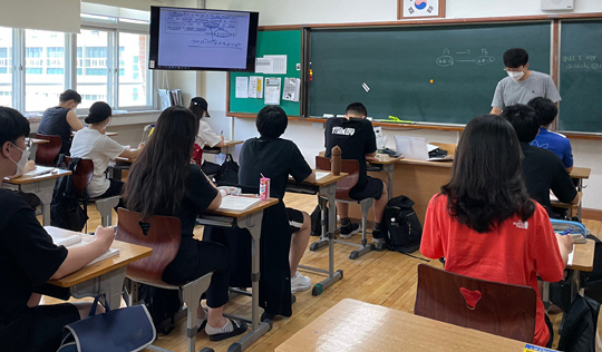 지난 7월 대구시 북구 매천고에서 성기홍 교사가 여름방학 보충수업 시간에 학생들에게 영어 수업을 하고 있다. 초록우산어린이재단 제공