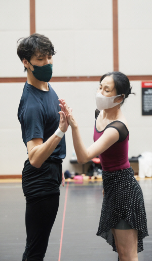 ‘안중근, 천국에서의 춤’의 주역 무용수인 이동탁과 김지영이 서울 예술의전당 연습실에서 리허설을 하고 있다.  예술의전당 제공