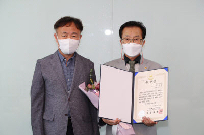 지난달 27일 안석열·석길 호국용사 형제 화랑무공훈장을 유족대표로 수여받은 조카 안봉순(오른쪽) 강원항공 대표. 춘천시 제공