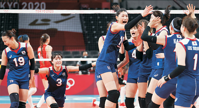 한국대표팀이 4일 오전 일본 도쿄 아리아케 아레나에서 열린 도쿄올림픽 여자배구 8강전에서 터키에 세트스코어 3-2(17-25, 25-17, 28-26, 18-25, 15-13)로 승리한 뒤 환호하고 있다.  연합뉴스