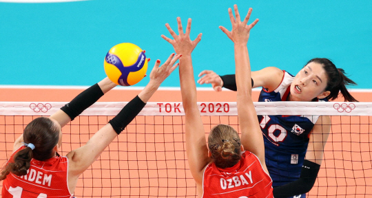 김연경(오른쪽)이 4일 오전 일본 도쿄 아리아케 아레나에서 열린 도쿄올림픽 여자배구 터키와의 8강전에서 공격을 시도하고 있다.   뉴시스