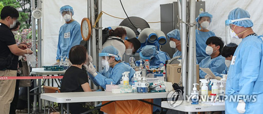 (서울=연합뉴스) 2일 오후 서울 구로구 구로역에 설치된 신종 코로나바이러스 감염증(코로나19) 임시선별검사소에서 의료진이 분주하게 검사를 진행하고 있다. 2021.8.2