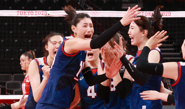 김연경(왼쪽)이 4일 일본 도쿄 아리아케 아레나에서 열린 터키와 도쿄올림픽 여자배구 8강에서 승리한 뒤 크게 기뻐하고 있다.  AP뉴시스