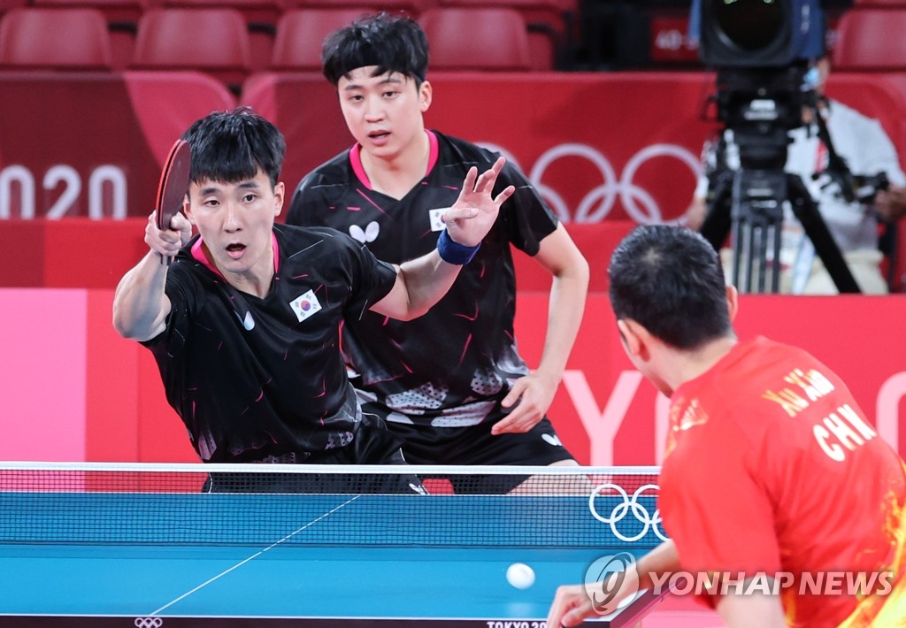 (도쿄=연합뉴스) 4일 일본 도쿄체육관에서 열린 도쿄올림픽 남자 탁구 단체전 한국-중국 준결승. 이상수(왼쪽)-정영식이 마룽-쉬신을 상대로 공격하고 있다. 2021.8.4
