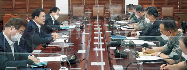 문재인 대통령이 4일 청와대 여민관에서 열린 군 주요 지휘관 보고 회의에서 모두 발언을 하고 있다.   청와대 제공