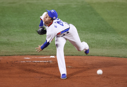 야구대표팀 이의리(KIA)가 지난 1일 일본 요코하마스타디움에서 열린 도미니카공화국과의 경기에서 힘차게 공을 던지고 있다.  연합뉴스