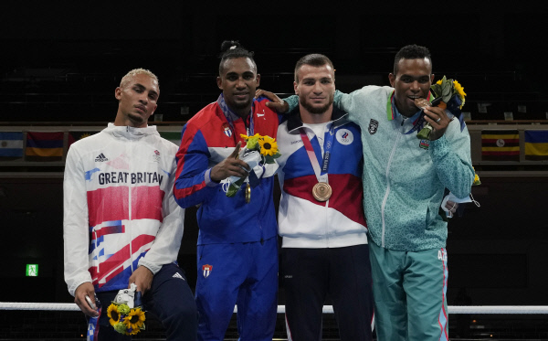 영국의 벤저민 휘터커(왼쪽)가 4일 일본 도쿄 국기관에서 열린 도쿄올림픽 남자복싱 라이트 헤비급(81㎏) 시상식에서 은메달을 손에 든 채 기념촬영을 하고 있다. AP뉴시스