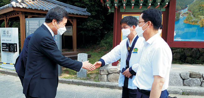 이낙연(왼쪽) 전 더불어민주당 대표가 6일 오전 경북 안동시 도산서원을 방문해 관계자와 악수하고 있다.  연합뉴스