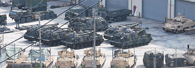 6일 오전 경기 동두천시 미군 부대에 장갑차 등 장비가 도열해 있다. 오는 10∼13일 위기관리참모훈련(CMST)으로 시작될 예정인 한·미 연합훈련은 야외실기동훈련(FTX) 없이 컴퓨터 시뮬레이션으로 진행된다.  신창섭 기자