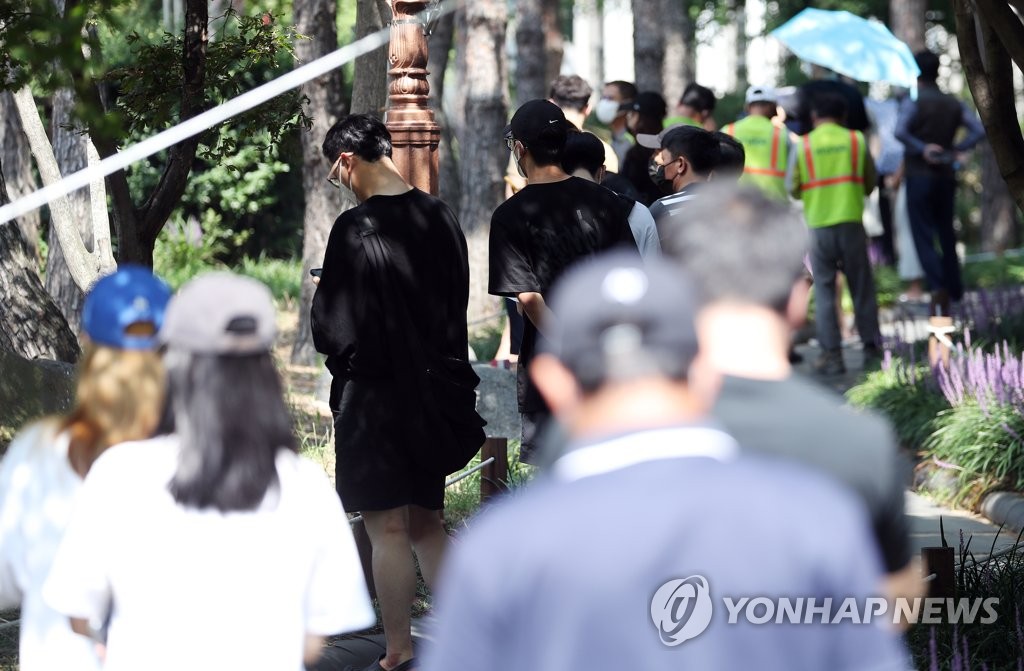 (대구=연합뉴스) 대구에서 신종 코로나바이러스 감염증(코로나19)이 증가세를 보이는 가운데 5일 중구 국채보상공원에 마련된 임시선별검사소에서 시민들이 검사를 받기 위해 기다리고 있다. 2021.8.5