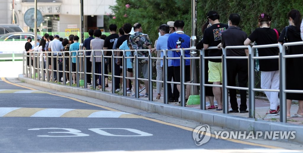 (서울=연합뉴스) 백승렬 기자 = 5일 오전 서울시 동작구보건소 임시선별검사소에서 코로나19 검사를 받기 위해 시민들이 길게 줄을 서고 있다. 2021.8.5