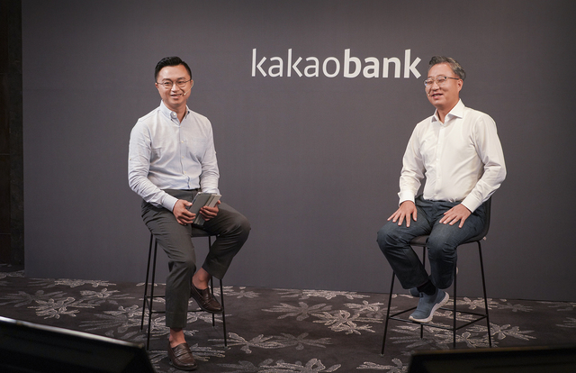 [서울=뉴시스] 카카오뱅크 윤호영 대표이사와 황은재 PR팀장이 20일 서울 여의도 콘래드 호텔에서 열린 카카오뱅크 IPO 프레스톡에 참석해 질의응답을 하고 있다. (사진=카카오뱅크 제공) 2021.07.20