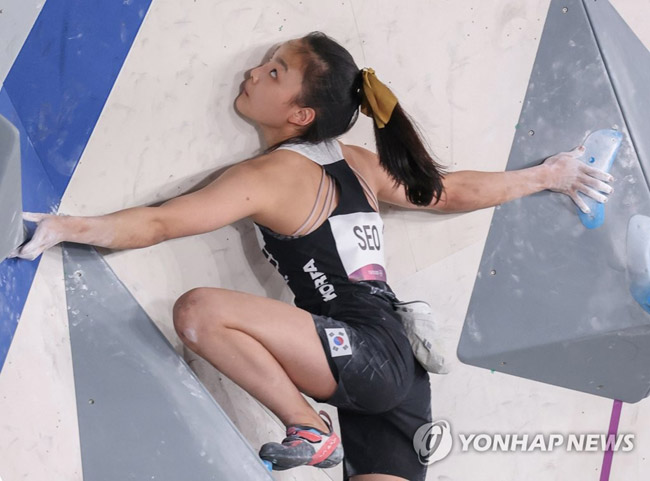 (도쿄=연합뉴스) 김인철 기자 = 서채현이 6일 일본 아오미 어반 스포츠 파크에서 열린 도쿄올림픽 스포츠클라이밍 여자 콤바인 결선 볼더링에서 2번 과제 존(Zone) 홀드로 향하고 있다. 2021.8.6