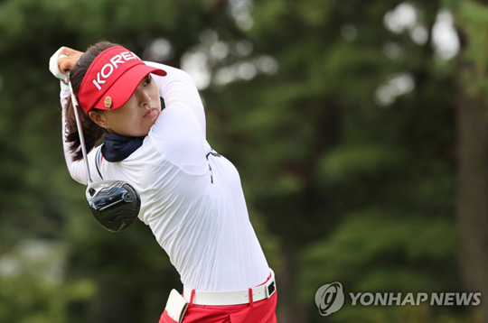 (사이타마=연합뉴스) 고진영이 7일 일본 사이타마현 가와고에시의 가스미가세키 컨트리클럽에서 열린 도쿄올림픽 여자골프 4라운드 9번 홀에서 티샷을 하고 있다. 2021.8.7