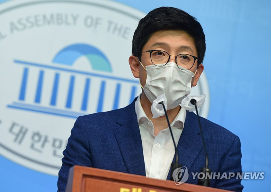 (서울=연합뉴스) 안정원 기자 = 대선 주자인 윤석열 전 검찰총장 선거캠프의 김병민 신임 대변인이 25일 국회 소통관에서 캠프 인선 명단을 발표하고 있다. 2021.7.25