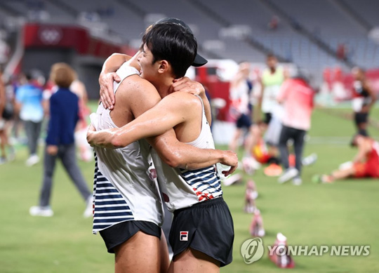 (도쿄=연합뉴스) 7일 일본 도쿄스타디움에서 열린 도쿄올림픽 남자 근대5종 레이저런 경기에서 한국 전웅태와 정진화가 결승선을 통과한 후 포옹하고 있다. 2021.8.7