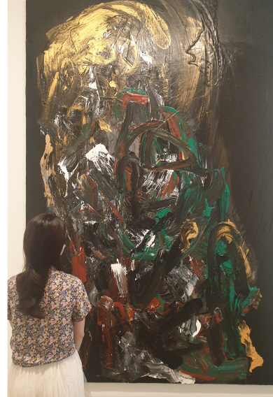 김길후 작가의 작품 ‘무제’(300×200㎝, 2021)를 학고재 관계자가 살펴보고 있다.