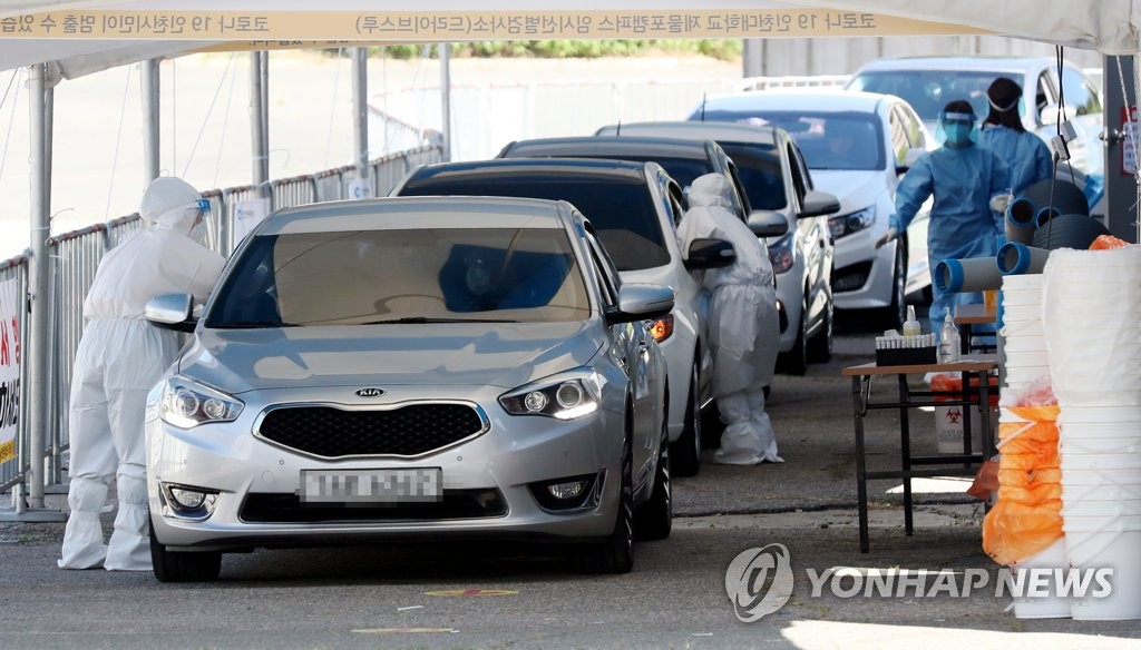 (인천=연합뉴스) 9일 오전 인천시 미추홀구 인천대 제물포캠퍼스에 마련된 드라이브 스루(Drive Thru) 임시 선별검사소에서 방역 당국 관계자들이 검체 검사를 진행하고 있다. 2021.8.9