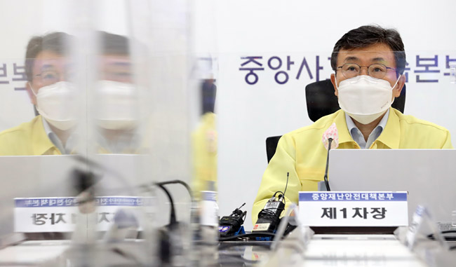 코로나19 신규 확진자 수가 2000명을 넘어선 11일 권덕철 중앙재난안전대책본부(중대본) 1차장(보건복지부 장관)이 정부세종청사에서 열린 코로나19 대응 중대본 회의에서 모두발언을 하고 있다. 뉴시스